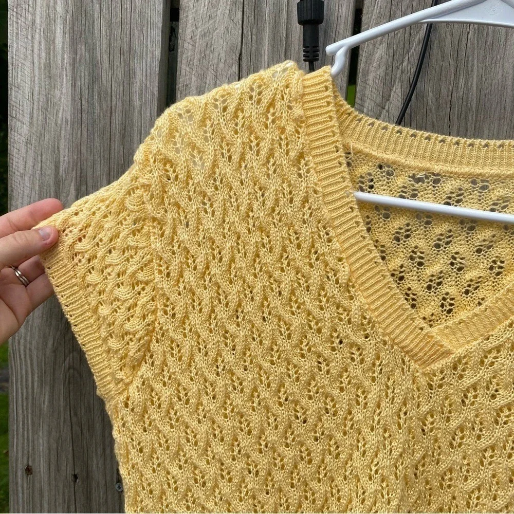 Vintage Yellow Pointelle Knit V-Neck‎ Sweater Vest Sleeveless Top - Picture 3 of 5